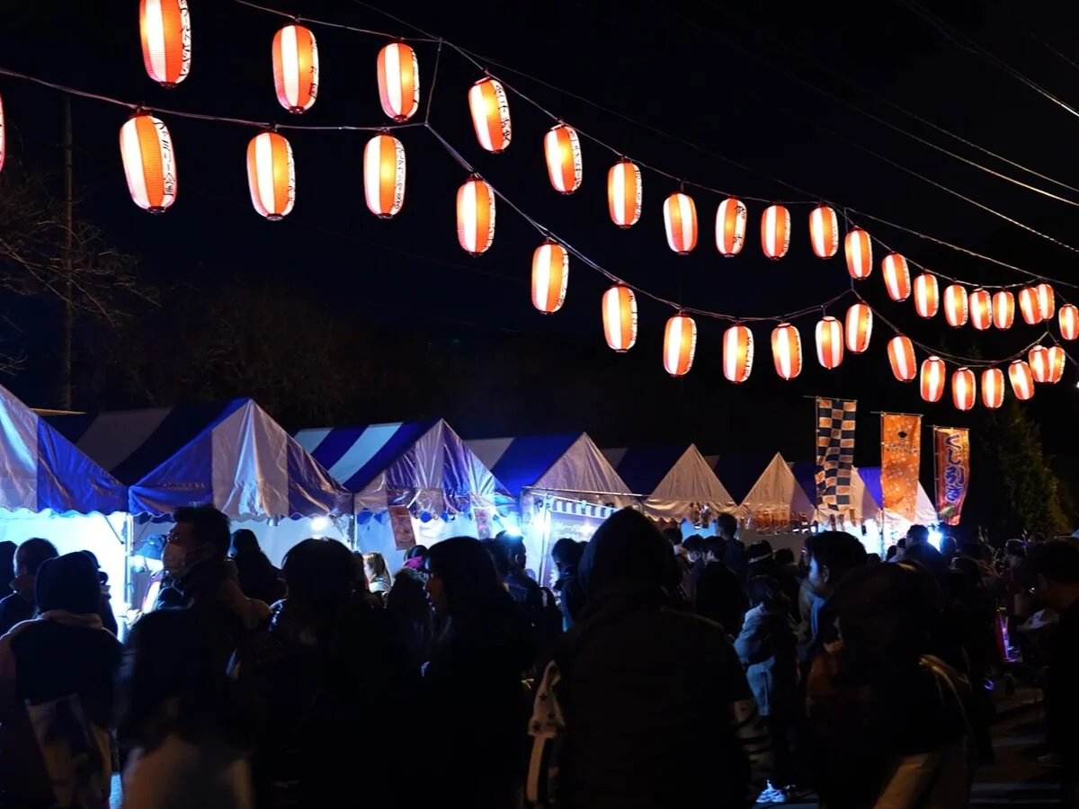 提灯と屋台が灯す秋の夜の会場