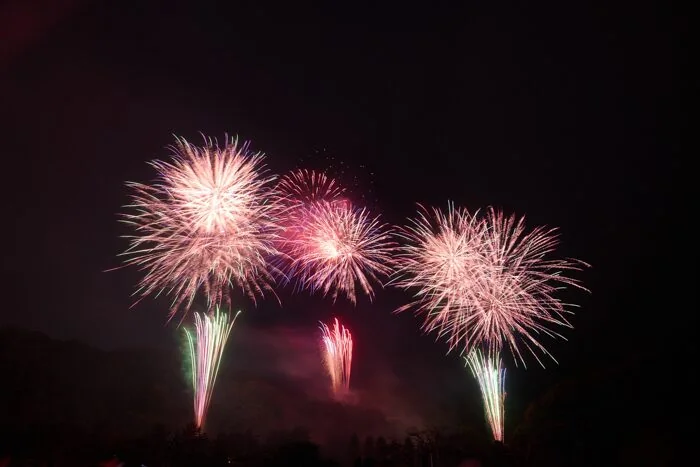 夜空に大輪の花火が咲く瞬間